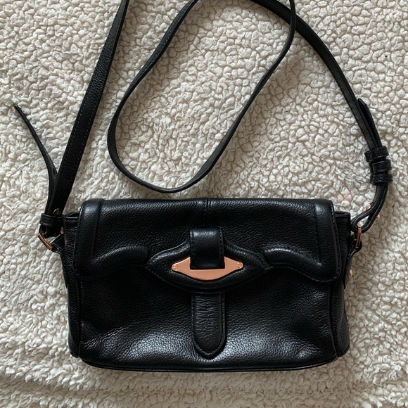 Danier Handbags - 🖤Danier black leather crossbody bag